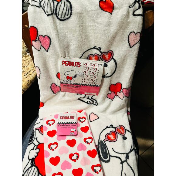 Snoopy super soft 50 by 70s plush throw valentines bundle/lot two kitchen towels - Picture 5 of 10